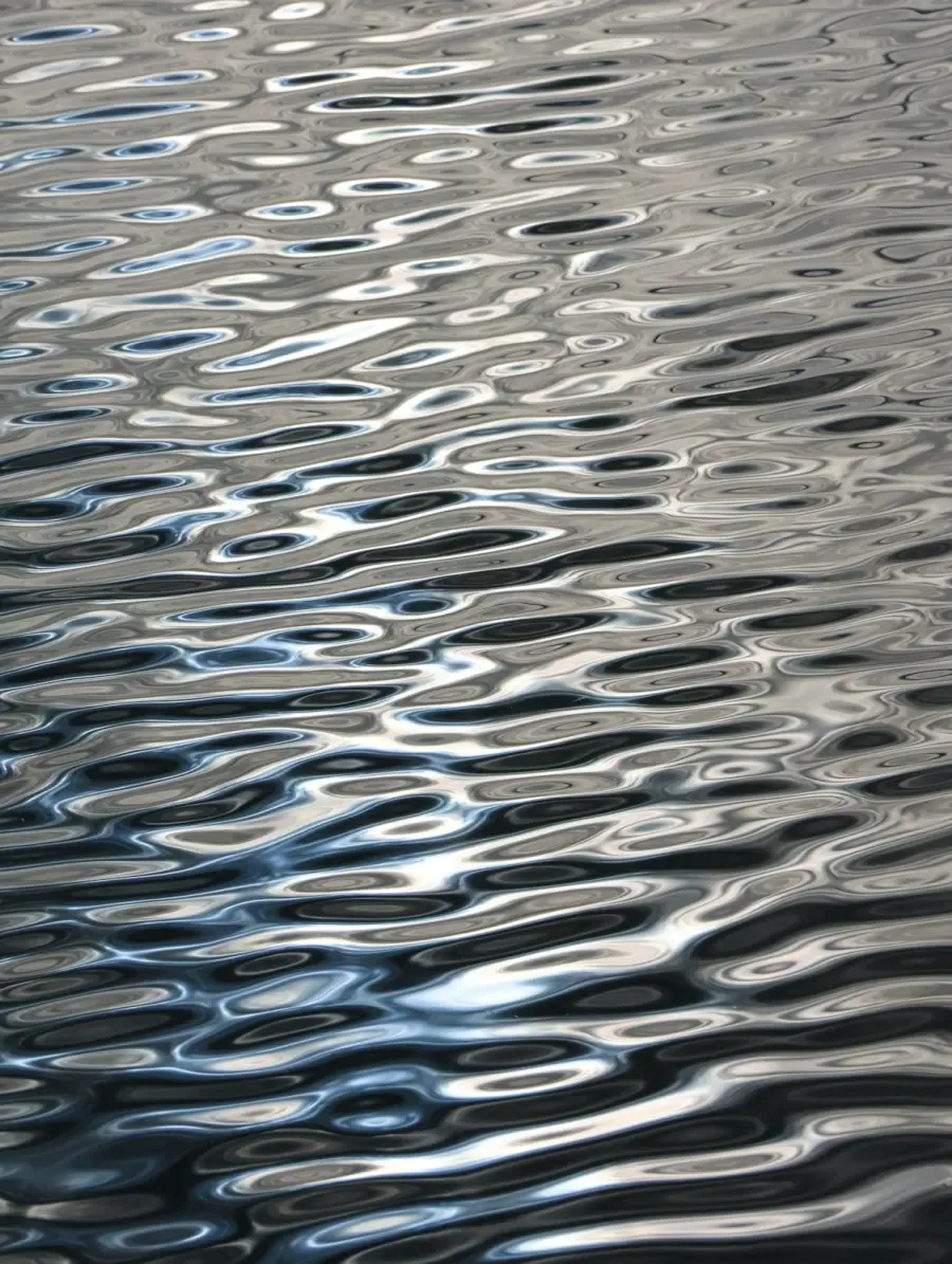 Reflets formant des ondulations à la surface de l’eau